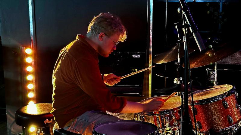 41 konsert Eirik Hagtvedt.jpg Bilde av Eirik som spille trommesett